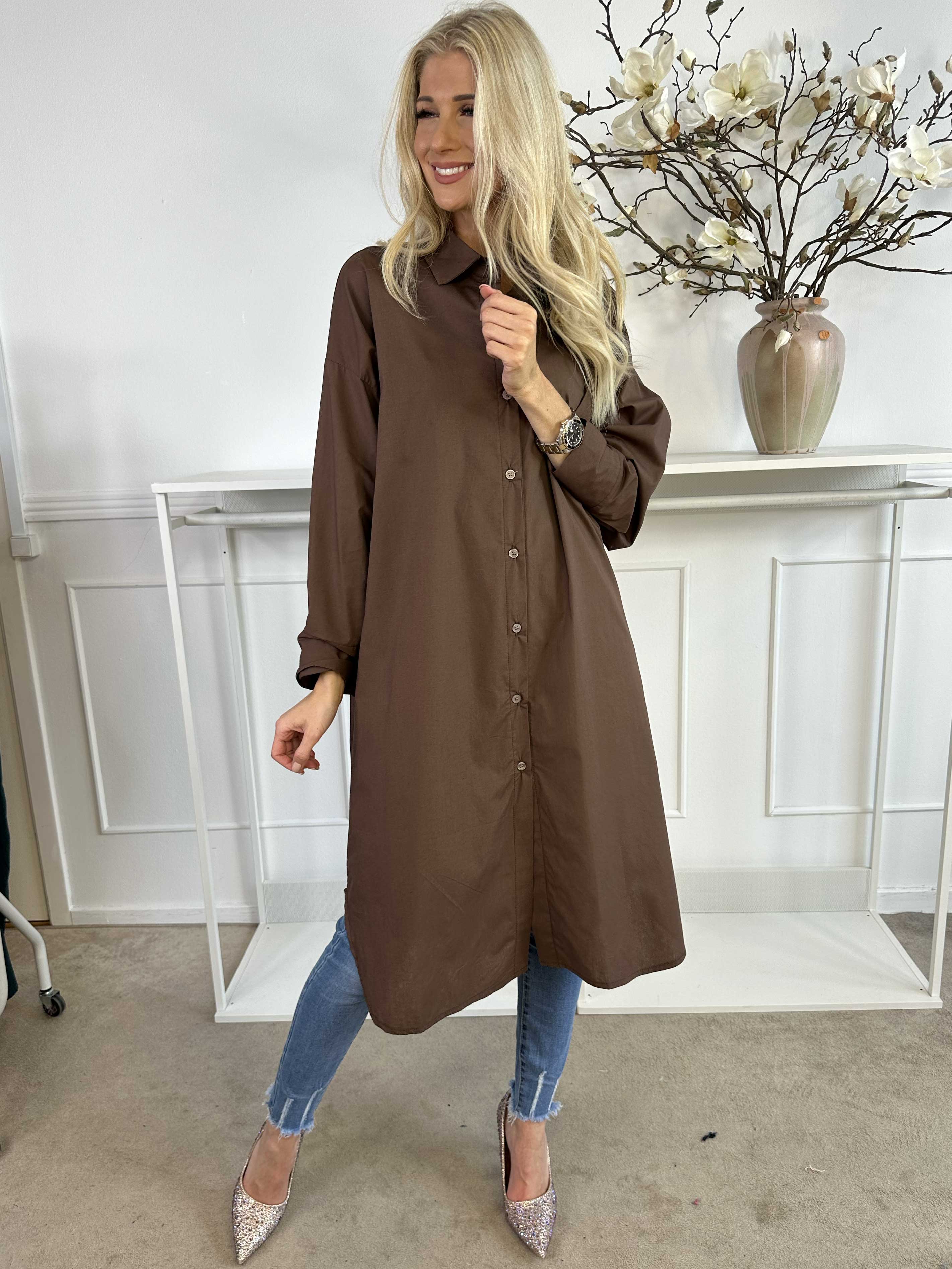 Ceylan - Lång enfärgad skjortklänning i bomull